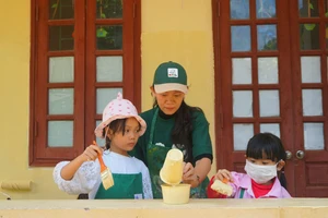 Chị Võ Thị Lệ Hằng đang hướng dẫn các bạn tình nguyện viên trẻ em sơn trường.