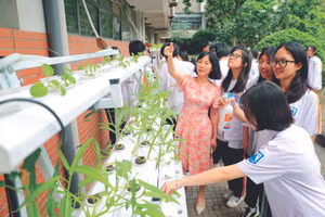 Cô trò Trường THPT Hà Nội - Amsterdam. Ảnh: Website nhà trường 