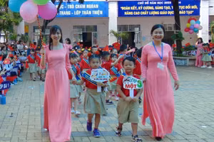 Cô trò Trường Tiểu học Lê Văn Việt (TP Thủ Đức, TPHCM). Ảnh: Hồ Phúc