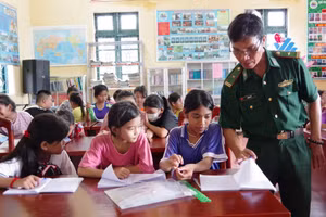 Thiếu tá Huỳnh Nét tận tình hướng dẫn cho các em học sinh. Ảnh: BP