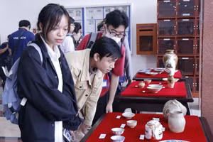 Sinh viên Trường ĐH Khoa học xã hội và Nhân văn - ĐHQG TPHCM tìm hiểu về lịch sử Việt Nam tại Bảo tàng Lịch sử - Văn hóa của trường. Nguồn: HCMUSSH