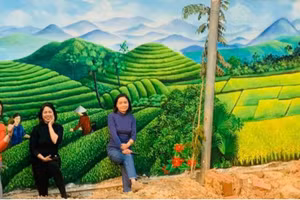 Nhóm giáo viên Trường THCS Sa Đéc (thị xã Phú Thọ) hoàn thiện bức bích họa tại địa phương.