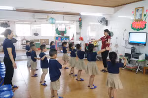 Giờ hoạt động của giáo viên và trẻ Trường Mầm non Hoa Hồng (thành phố Vinh).