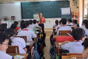 Nhân viên y tế Trường Tiểu học Nguyễn Minh Quang (TPHCM) tuyên truyền các biện pháp phòng tránh bệnh trong trường học cho học sinh. Ảnh: Hồ Phúc