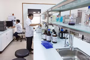 Các nhà khoa học của Trường ĐH Duy Tân triển khai các thí nghiệm. Ảnh: NTCC