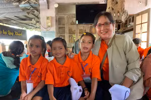 Cô Đỗ Thị Bình cùng học sinh Trường Tiểu học Trà Phong, huyện Trà Bồng.