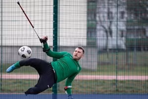 Một pha biểu diễn sút bóng ở tư thế khó. Ảnh minh họa: ITN