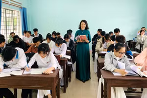 Cô Thủy trong một giờ dạy trên lớp. Ảnh: NVCC