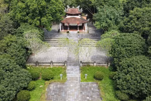 Khu lăng mộ cùng tượng đài của Đại danh y Hải Thượng Lãn Ông Lê Hữu Trác nằm ở xã Sơn Trung, huyện Hương Sơn, tỉnh Hà Tĩnh.