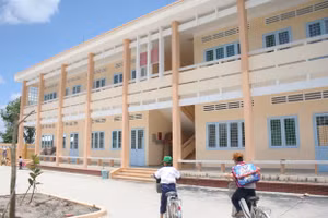 Trường Tiểu học Mỹ Thạnh Nam, huyện Cai Lậy (Tiền Giang) được đầu tư xây dựng khang trang.