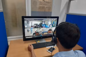 Ứng viên tìm việc tại Ngày hội việc làm tại Hà Nội.