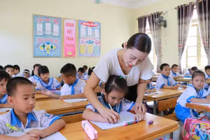 Giờ tập viết của học sinh Tiểu học Nghi Xuân, huyện Nghi Lộc, Hà Tĩnh. Ảnh: ITN