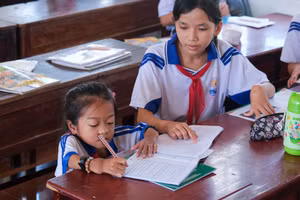 Kim Chi học tập cùng bạn bè.