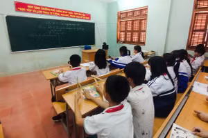 Học sinh Trường Phổ thông DTNT THCS & THPT Bắc Yên, Sơn La, tập gõ phách trong tiết Âm nhạc.