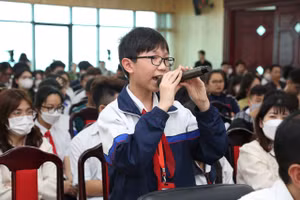 Học sinh chia sẻ hiểu biết về pháp luật tại buổi tọa đàm.