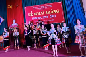 Cô trò Trường THPT DTNT Nghệ An (Nghệ An). Ảnh: NTCC