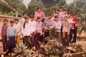 Nữ sinh lớp 9 Trường THCS Nam Cao, năm học 1993 – 1994. Ảnh tư liệu.