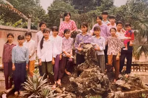 Nữ sinh lớp 9 Trường THCS Nam Cao, năm học 1993 – 1994. Ảnh tư liệu.
