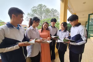 Cô Hoài Thu và học sinh lớp 12C8, Trường THPT Quang Trung.