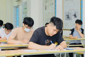 Thí sinh tham dự Kỳ thi đánh giá tư duy năm 2022 do ĐH Bách khoa Hà Nội tổ chức. Ảnh: NTCC