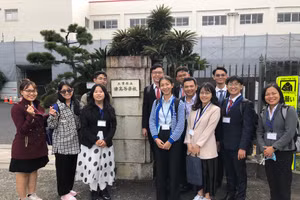 Anh Nguyễn Hoàng Gia Khánh (đầu tiên hàng thứ hai từ phải sang) tham gia chương trình trao đổi Sakura Science Exchange của Trường ĐH Sư phạm TPHCM với Trường ĐH Mie - Nhật Bản. Ảnh: NVCC