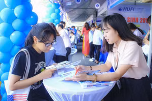 Chọn ngành, trường là việc hệ trọng, học sinh cần tham khảo nhiều nguồn và có thể đến các trường đại học để “mục sở thị”. Ảnh: INT