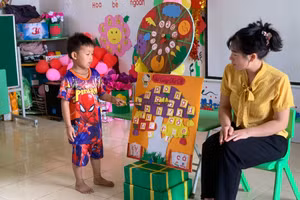 Các bé Trường Mầm non Toả Tình (Điện Biên) học tiếng Việt qua các trò chơi.