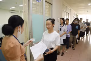 Thí sinh tham dự Kỳ thi đánh giá năng lực chuyên biệt Trường Đại học Sư phạm TPHCM năm 2023. Ảnh: INT