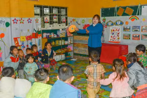 Giờ học của cô và trò Trường Mầm non Huổi Lếch, huyện Mường Nhé. Ảnh: TG