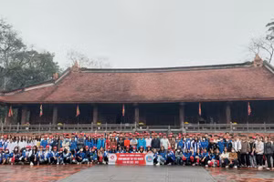 Chuyến trải nghiệm tại Khu di tích Lam Kinh của học sinh Trường THPT Thanh Chương 3, huyện Thanh Chương. Ảnh: NTCC