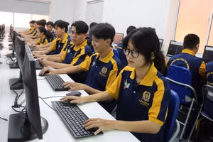 Sinh viên Khoa Công nghệ thông tin, Trường ĐH Gia Định trong giờ học tại phòng máy. Ảnh: NTCC