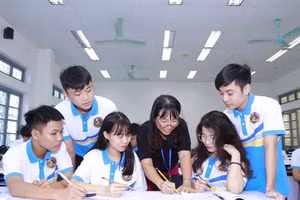 Cô và trò Trường Đại học Giao thông Vận tải Hà Nội. Ảnh: ITN