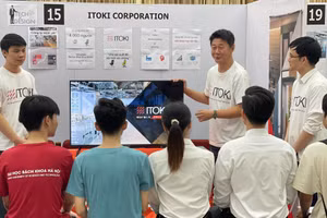 Đại diện Công ty ITOKI (Nhật Bản) trao đổi cùng sinh viên Việt Nam. Ảnh: PH