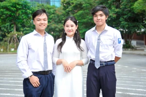 Chu Hoa Bảo Trâm chụp ảnh cùng Nguyễn Hải Đăng và Nguyễn Đình Minh - các đảng viên trẻ là học sinh của Trường THPT chuyên Hà Nội - Amsterdam. Ảnh: Vân Anh