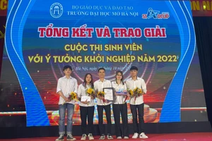 Trường ĐH Mở Hà Nội tổng kết và trao giải Cuộc thi Sinh viên với ý tưởng khởi nghiệp năm 2022. Ảnh: NTCC