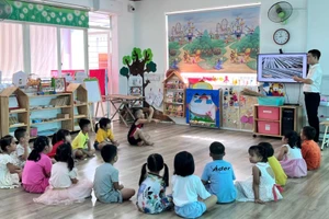 Giờ học của trẻ lớp lá Trường Mầm non Hoa Đào (Quận 12, TPHCM).