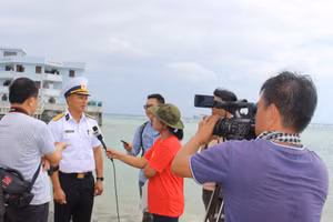 Các nhà báo tác nghiệp tại Trường Sa. Ảnh minh họa.