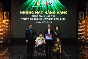 Thứ trưởng Bộ GD&ĐT Ngô Thị Minh và Chủ tịch Công đoàn Giáo dục Việt Nam trao giải Đặc biệt cho tác giả đoạt giải và nhân vật thầy giáo trong tác phẩm.