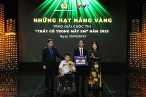 Thứ trưởng Bộ GD&ĐT Ngô Thị Minh và Chủ tịch Công đoàn Giáo dục Việt Nam trao giải Đặc biệt cho tác giả đoạt giải và nhân vật thầy giáo trong tác phẩm.