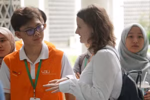 Sinh viên Trường Đại học Việt Đức (bên trái) tham dự hội nghị quốc tế Vật lý kỹ thuật và ứng dụng lần thứ 8, tháng 10/2023. Ảnh: Mạnh Tùng