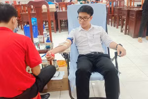 Thầy Phùng Văn Tráng trong một lần hiến máu. Ảnh: NVCC