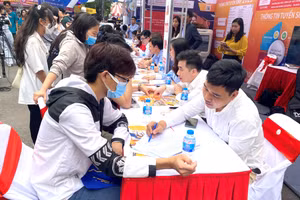 Phụ huynh, học sinh cần chủ động tìm hiểu chương trình đào tạo và cân nhắc cơ hội việc làm. Ảnh: ITN