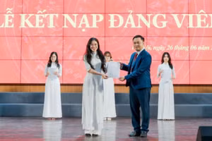 Lương Lan Hương nhận Quyết định kết nạp Đảng. Ảnh: NVCC