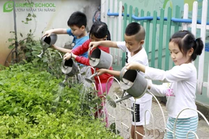 Nên dạy trẻ làm việc tốt từ tâm để giúp đỡ những người xung quanh. Ảnh minh họa.