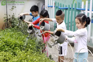 Nên dạy trẻ làm việc tốt từ tâm để giúp đỡ những người xung quanh. Ảnh minh họa.