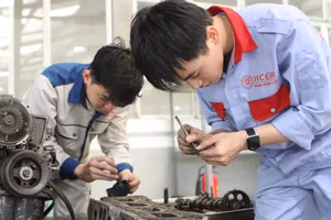 Sinh viên Trường cao đẳng cơ điện Hà Nội. Ảnh: Xuân Trường