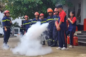 Học sinh Trường THPT Bùi Thị Xuân trải nghiệm “Một ngày làm lính cứu hỏa”. Ảnh: NTCC