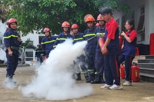 Học sinh Trường THPT Bùi Thị Xuân trải nghiệm “Một ngày làm lính cứu hỏa”. Ảnh: NTCC