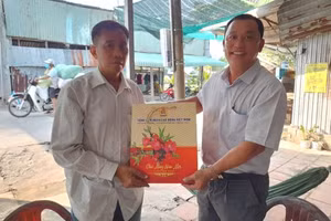 Thăm hỏi giáo viên hoàn cảnh khó khăn Trường Tiểu học Phạm Thị Gạo (huyện Long Mỹ, Hậu Giang). Ảnh: CTV