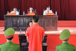 Học sinh Trường PTDTNT THPT huyện Điện Biên tại Phiên tòa giả định.